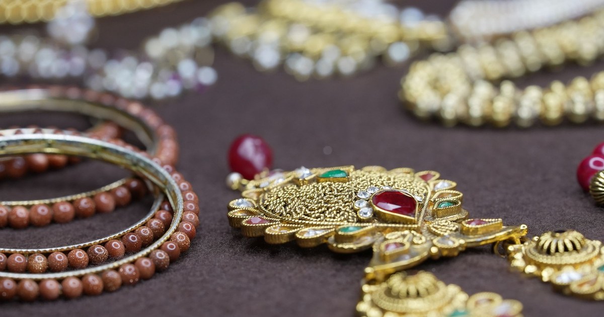 Fake Jewellery Red Flags: Hallmark, Stamp, Invoice and Setting Checks